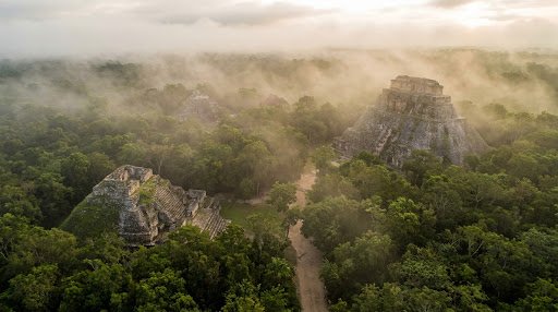 Vista aérea cinematográfica de la selva de Cobá y sus ruinas mayas